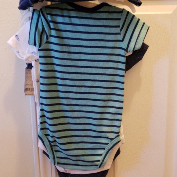 Carters 4 piece onesies - Picture 3 of 4